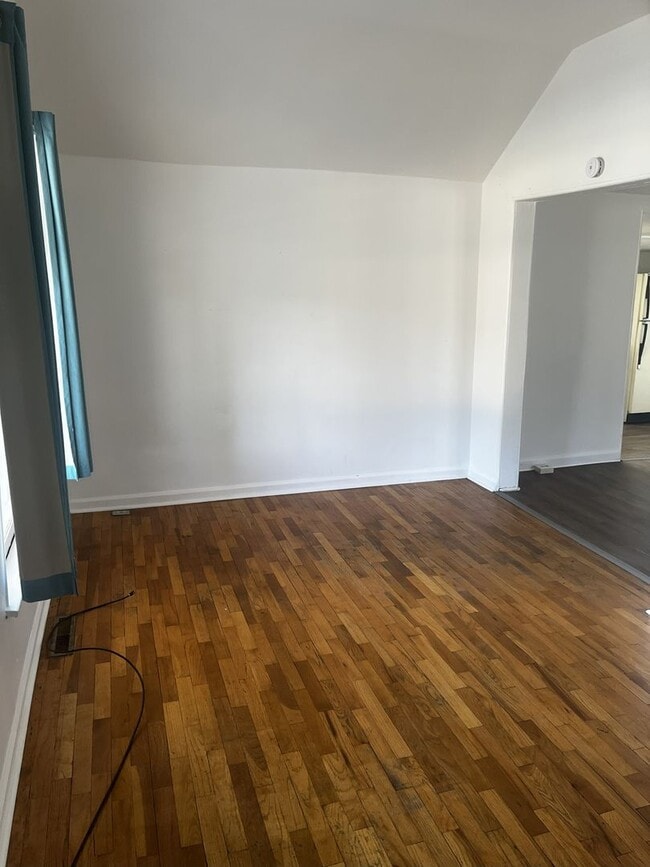 Building Photo - Charming 2-Bedroom Home with Expansive Bac...