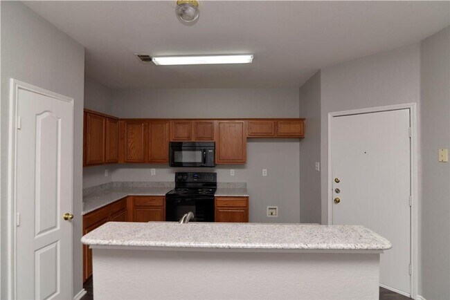 Building Photo - 4 bedroom home in Cedar Hill