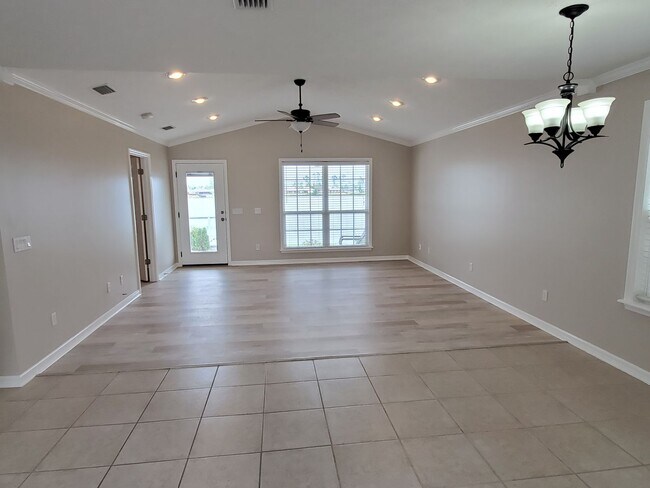 Foto del edificio - Waterfront Home on Lake Marin! 3 BR|2.5 BA with Great Outdoor Space!