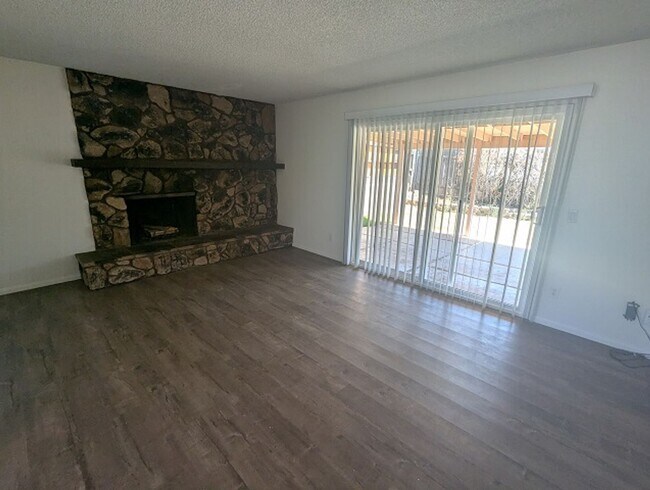 Foto del edificio - 3 Bedroom - 2 Bathroom Single Story Home i...