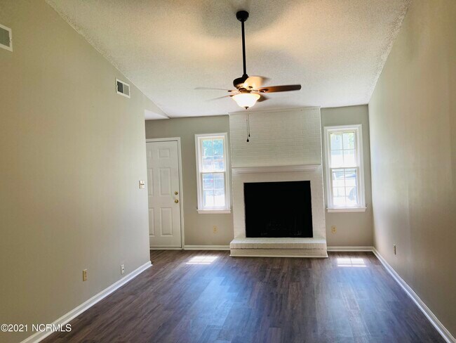 Building Photo - 411 Cedar Creek Dr