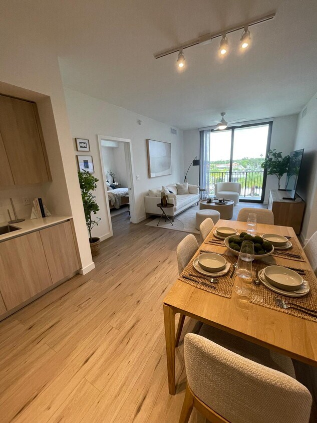 Foto principal - 770 W 73rd Pl
