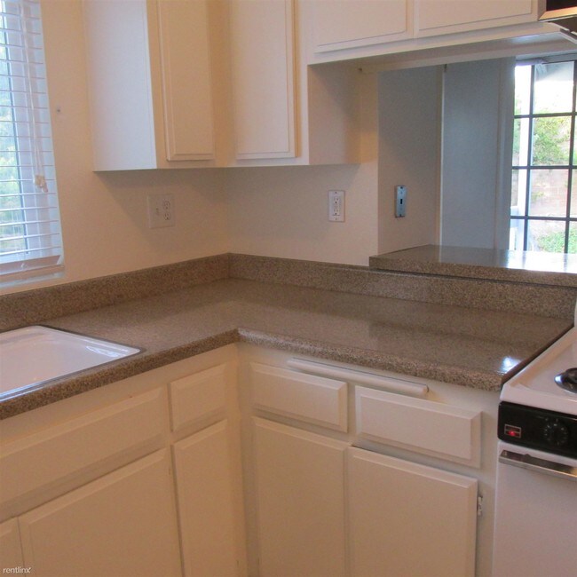 Building Photo - 1 br, 1 bath  - 34012 Selva Rd Unit 11 11