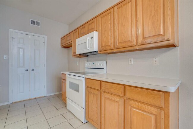 Building Photo - 1407 Ross Dr