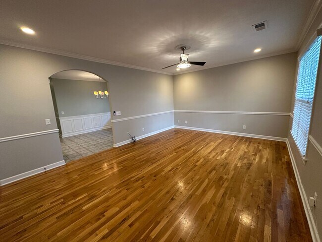 Building Photo - Beautiful 4 Bed 2.5 Bath House In Murfrees...