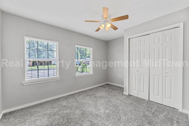 Building Photo - Charming Home in Established Community