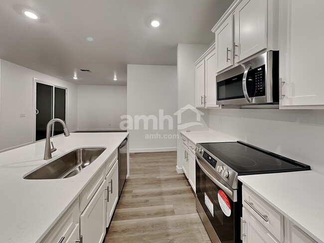 Building Photo - 2120 W Alicia Dr