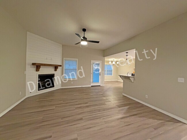 Foto del edificio - **Gorgeous 4-Bedroom Home in Olde World Estates Subdivision**