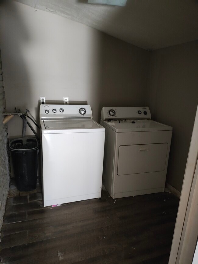 Building Photo - Large Economical Home with plenty of shopp...