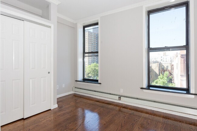 Building Photo - 345 E 5th St