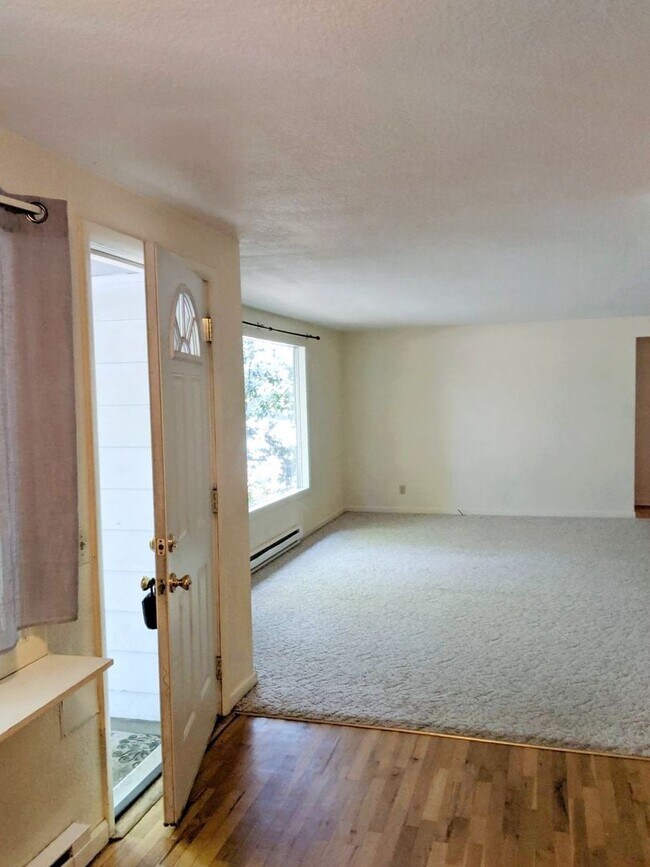 Foto del edificio - 5 bedroom South Campus duplex next to Univ...