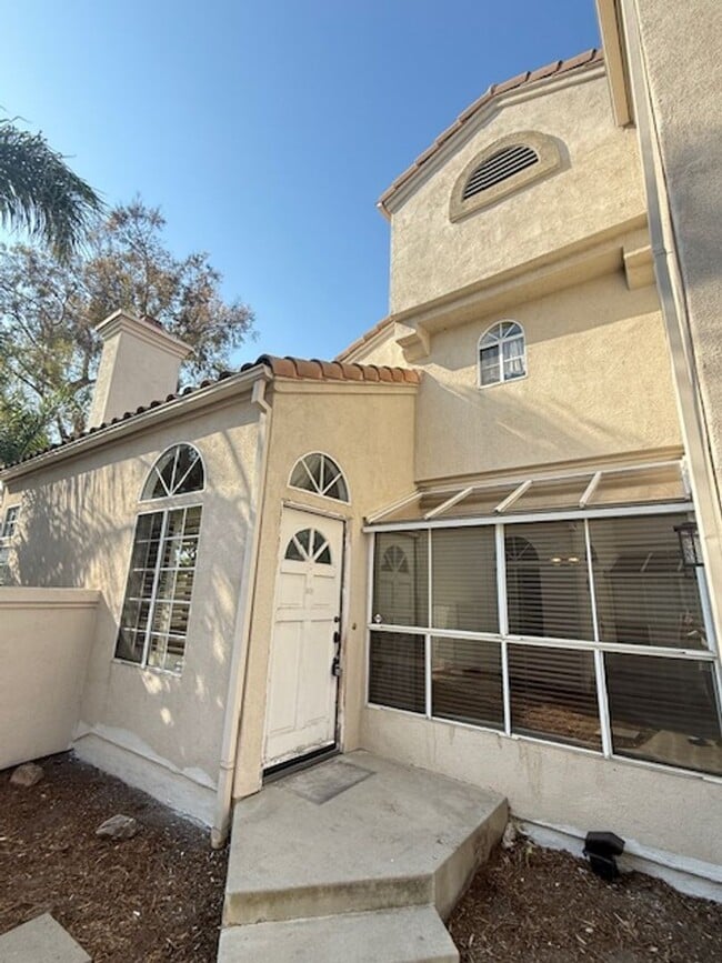 Building Photo - Conveniently located home in Irvine