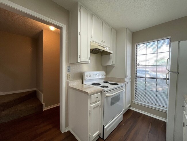 Building Photo - AVAILABLE NOW 2 BEDROOM 1.5 BATH TOWNHOME ...
