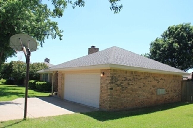 Building Photo - GREAT SOUTHSIDE LOCATION