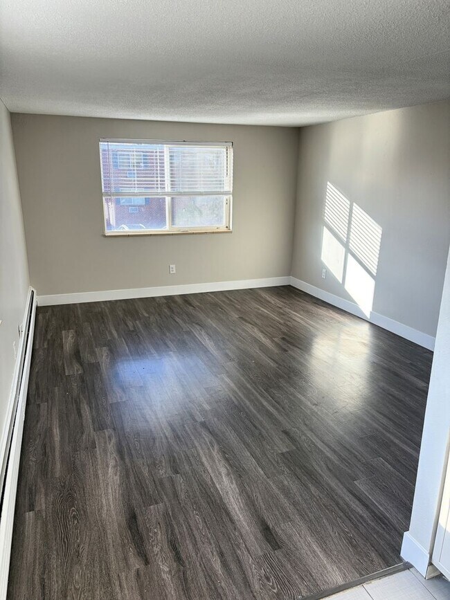 Foto del edificio - Spacious, Renovated 1-Bedroom - Convenient Location! Wadsworth Station West