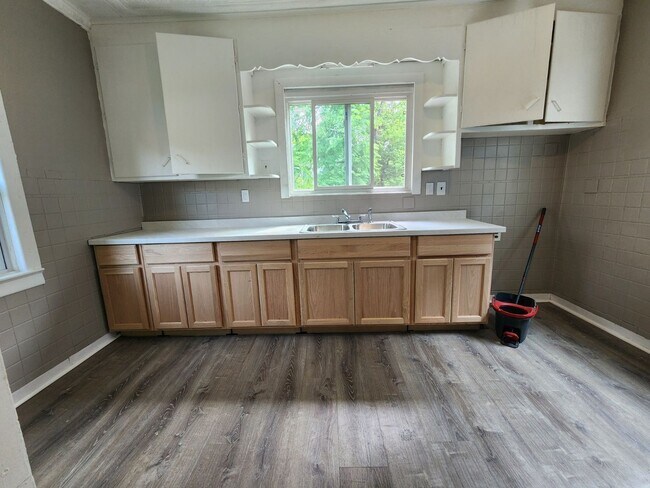 Foto del edificio - Five Bedroom Single Family Home!
