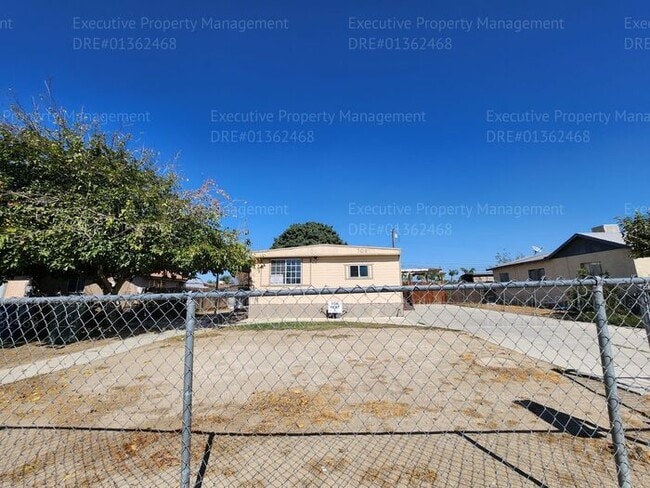 Building Photo - 3 bedroom/ 2 bathroom home