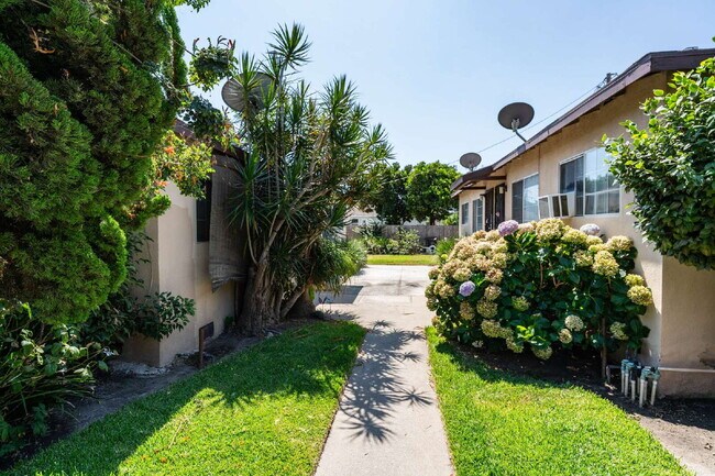 Building Photo - Fully Renovated Gem!