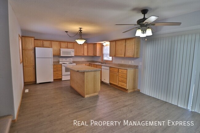 Building Photo - Spacious 3 Bedroom Duplex on the East Side...