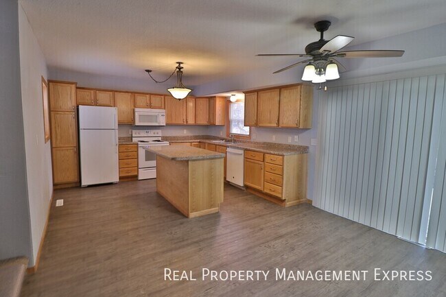 Foto del edificio - Spacious 3 Bedroom Duplex on the East Side...