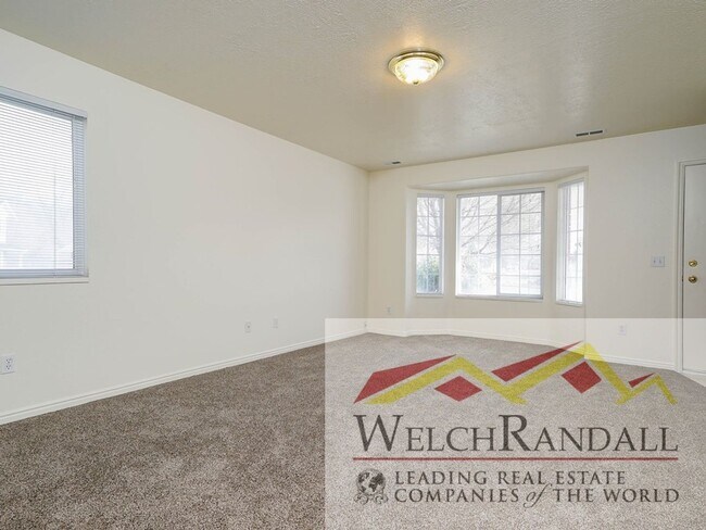 Building Photo - 3 Bedroom 1.5 Bath Ogden Townhome.
