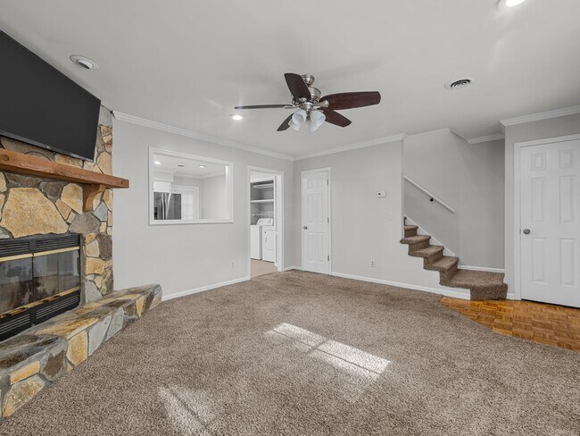 Foto del edificio - Charming 2BR/1.5BA Townhouse – Pets Welcom...