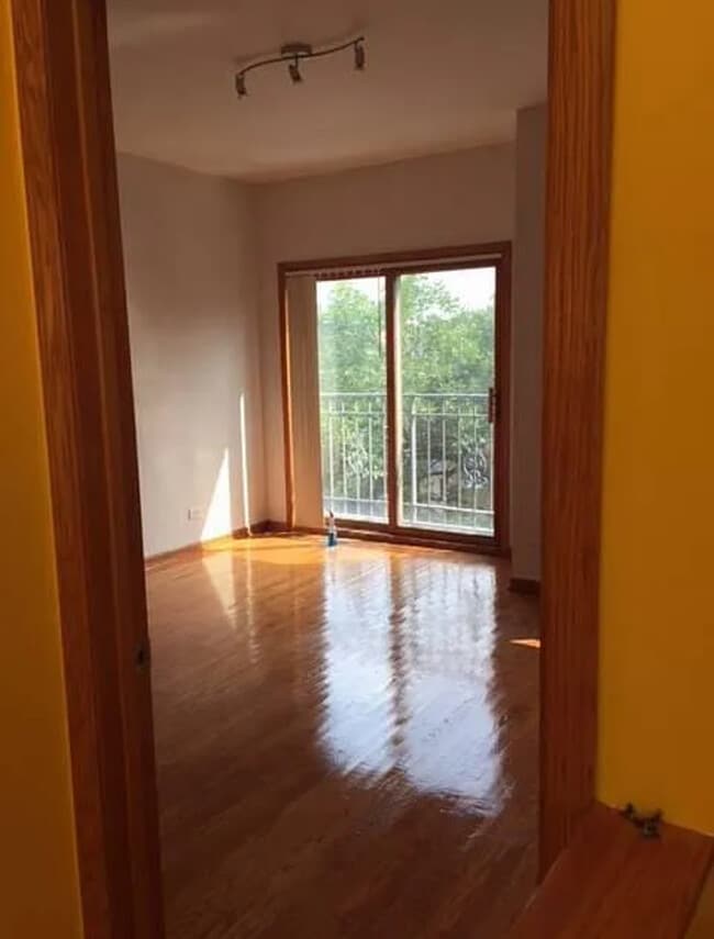 Building Photo - 1322 W 31st Pl