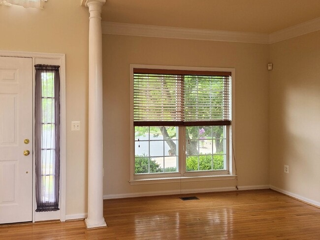 Foto del edificio - Hampton Oaks 4 BR Colonial with 1st Floor ...
