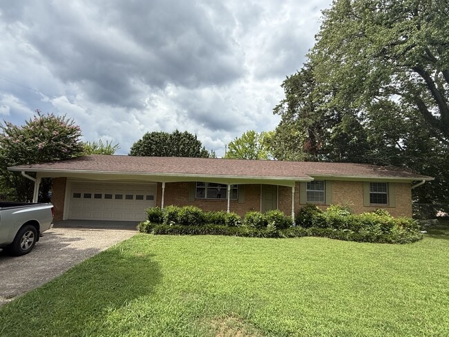 Building Photo - 1625 Green Hills Dr