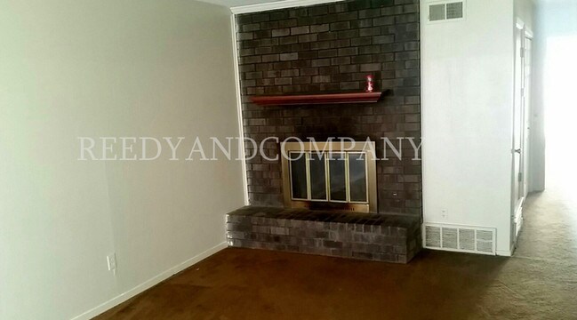 Building Photo - Darling Duplex! Great for Roommates!!