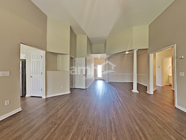 Building Photo - 1523 Cardinal Ln