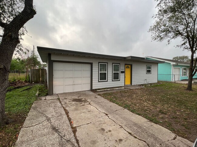 Building Photo - 3 Bedroom 2 Bathroom