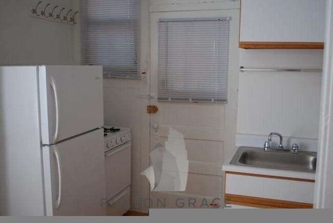 Building Photo - 1317 W Estes Ave