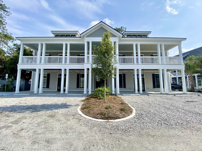 Building Photo - First Floor Old Town Bluffton Apartment!