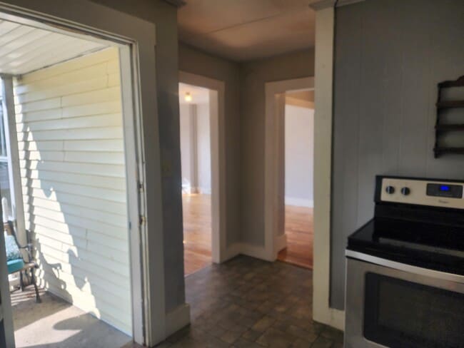 Building Photo - 6 Hager Ln