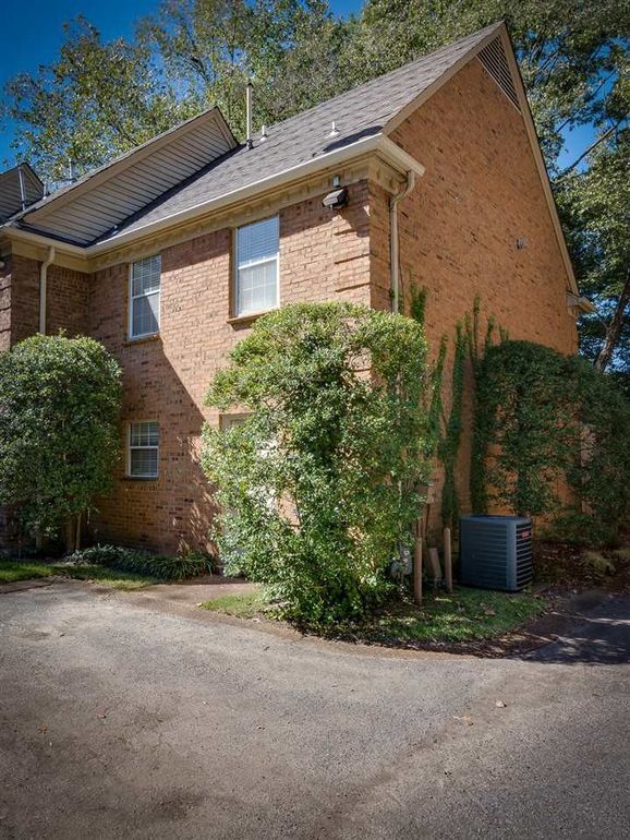 Primary Photo - 260 Lombardy Pl