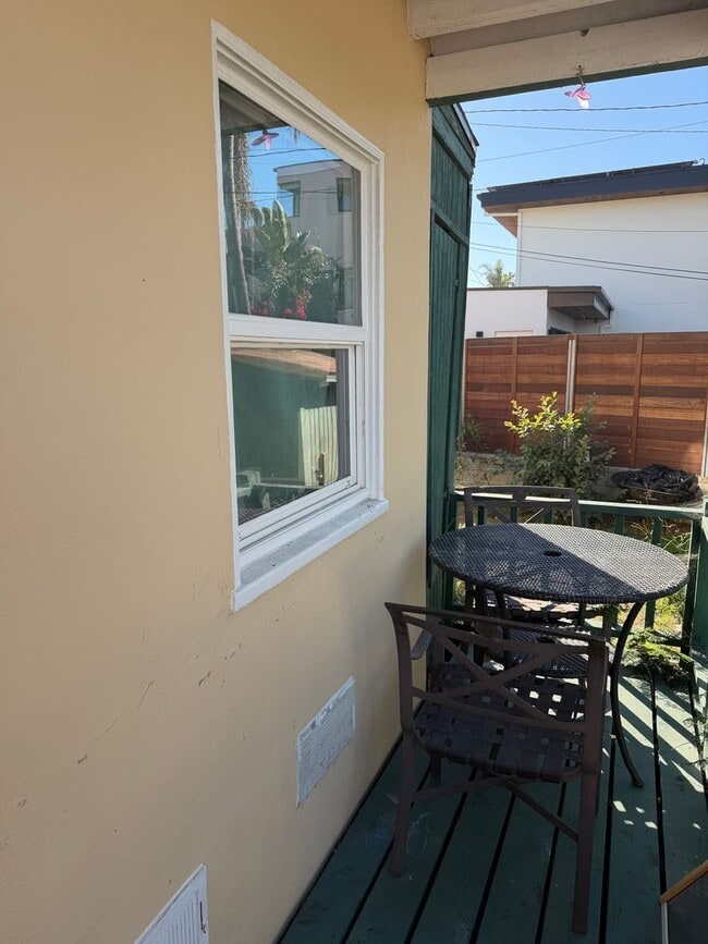 Foto del edificio - 731-33.5 Beryl St