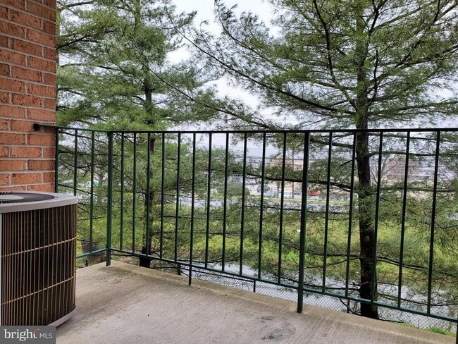 Foto del edificio - 1002 Spring Gate Rd
