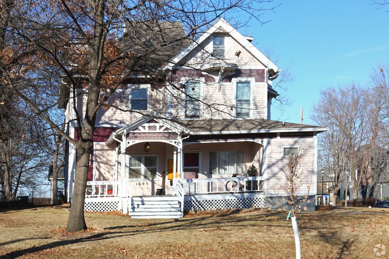 Building Photo - 1605 Center St