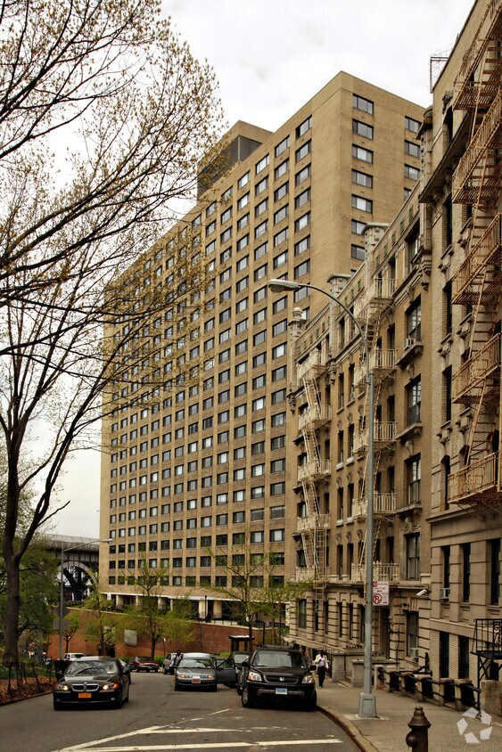 Building Photo - 556 Riverside Dr