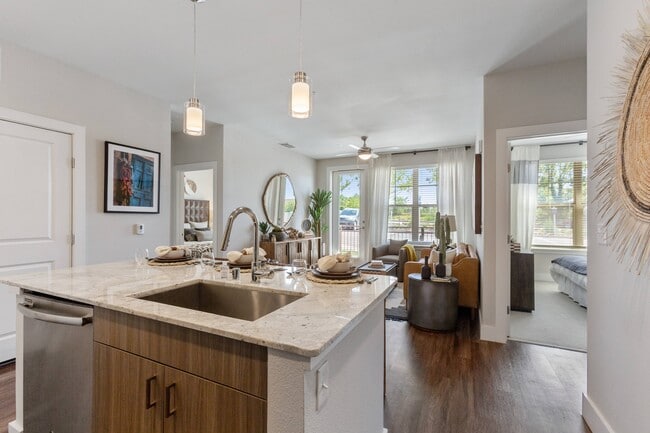 Amplia cocina y sala de estar - Overture Albuquerque 55+ Active Adult Apartment Homes