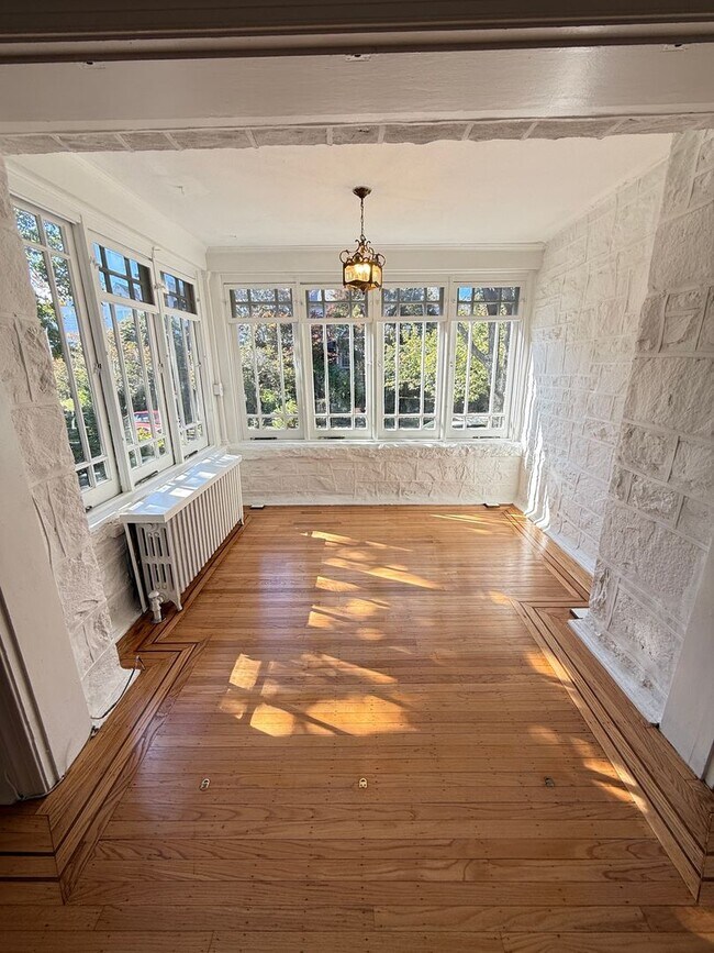 Foto del edificio - Spacious 3 Bedroom Townhome in Historic Ed...