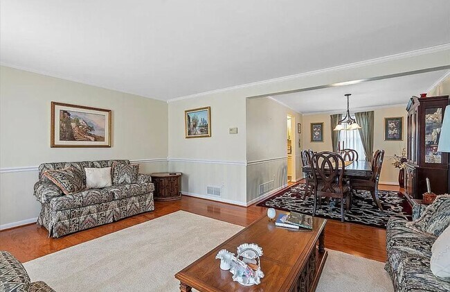 Building Photo - Charming Home! 4 Bedroom 2.5 Bathroom - Hopewell