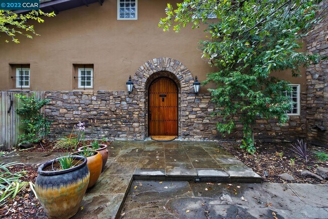 Building Photo - 289 Castle Hill Ranch Rd