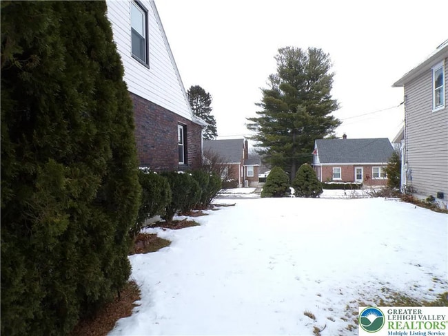 Building Photo - 2250 Siegfried Ave