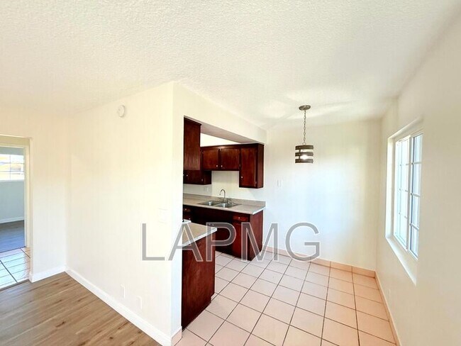 Foto del edificio - 7039-7039 Miles Ave