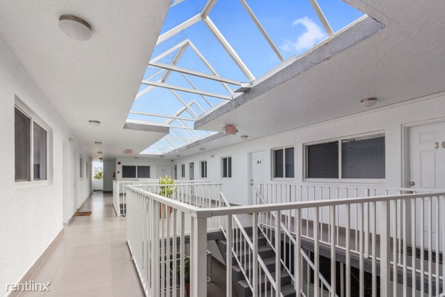 Foto del edificio - 1986 Biarritz Dr