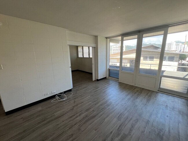 Building Photo - 2 Bedroom/1 Bathroom/1 Parking on University Ave