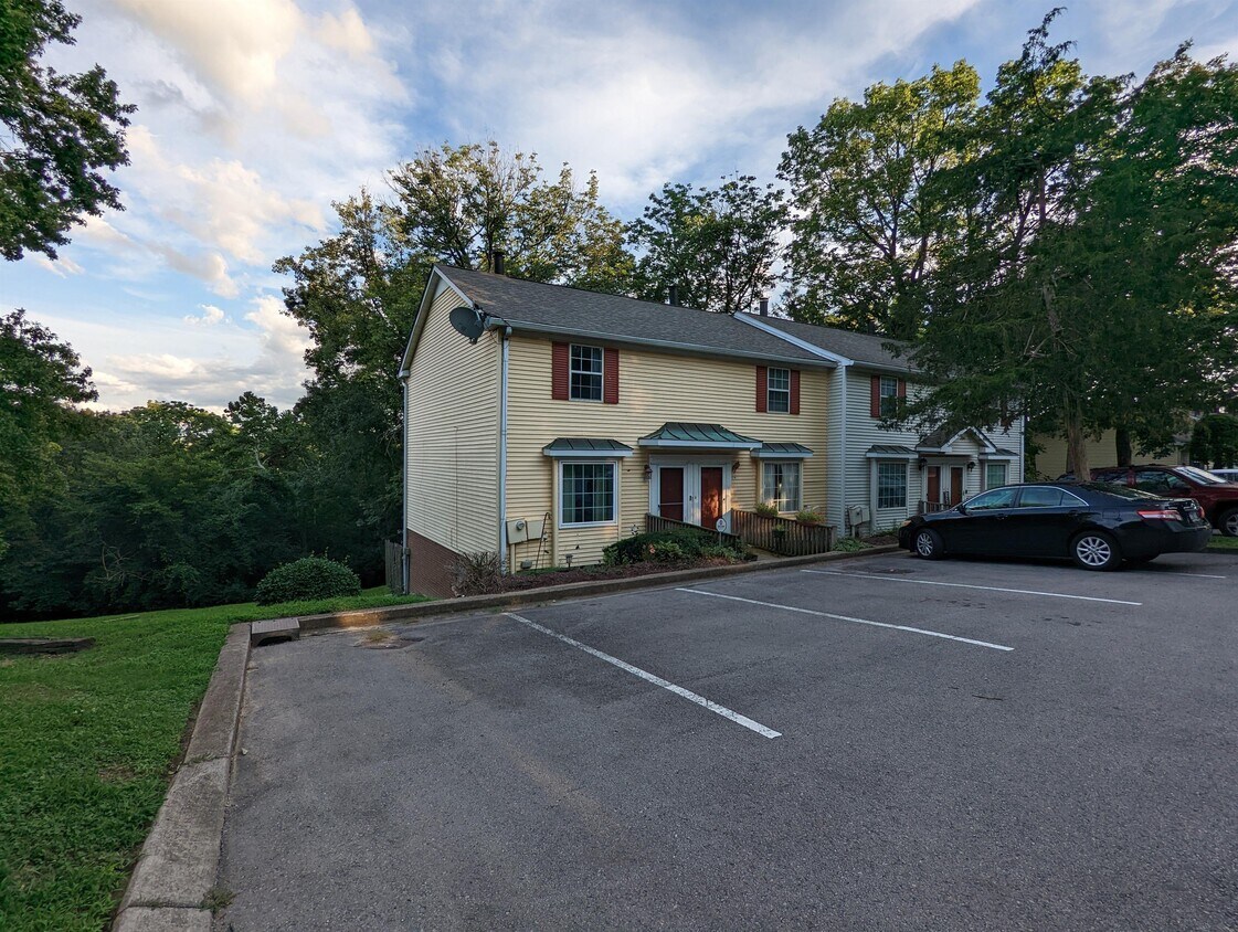 Primary Photo - 215 Hickory Forge Dr