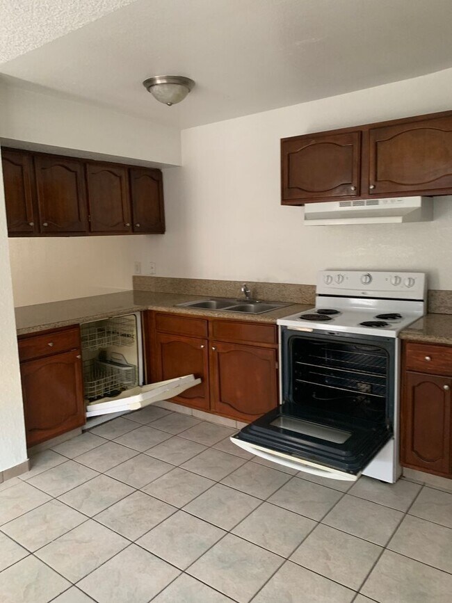 Foto del edificio - MUST SEE ONE BEDROOM TOWNHOME!